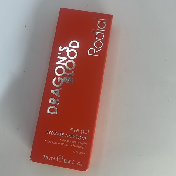 Rodial Dragon's Blood Eye Gel – Hydrating, Revitalizing Eye Treatment - Picture 2 of 5